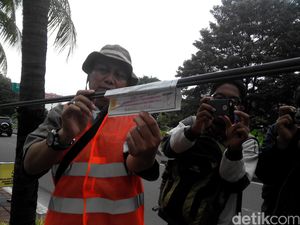 Ditegur Ahok, PLN Razia Kabel Liar di Tiang Listrik Perusak Pemandangan