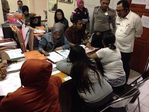 Risma Perintahkan 4 PSK Tertangkap di eks Lokalisasi Segera Dipulangkan Risma Perintahkan 4 PSK Tertangkap di eks Lokalisasi Segera Dipulangkan