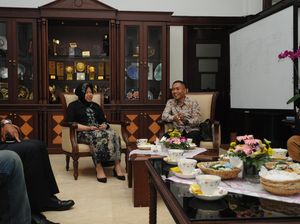 Hangatnya Pertemuan Risma dan Yoyok, 2 Kepala Daerah Peraih Bung Hatta Award