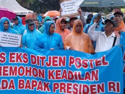 Tuntut Jastel, PNS Eks Ditjen Postel Demo di Depan Istana