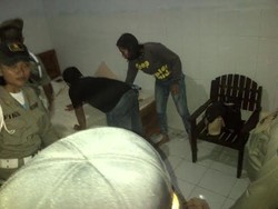 Pasangan Mesum Nekat Sembunyi di Bawah Kasur Hindari Razia Hotel