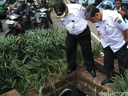 Wali Kota Jakpus Tinjau Penemuan Sampah Bungkus Kabel