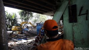 Alat Berat Ratakan Bangunan Liar di Kolong Tol Pluit
