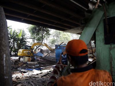 Alat Berat Ratakan Bangunan Liar di Kolong Tol Pluit