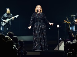 Adele Hanya Akan Pakai Gaun Burberry di Konser Tur Dunianya