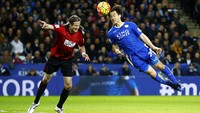 Shinji Okazaki melompat untuk menyundul bola saat bertanding melawan West Bromwich Albion di King Power Stadium, Rabu (2/3/2016) dini hari WIB. Darren Staples/Reuters/detikFoto.