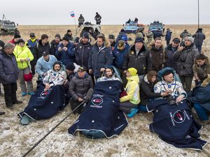 Setahun di Luar Angkasa, Astronot AS-Rusia Diberi Selimut Setibanya di Bumi