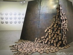 Lewat Pintu Belakang, Menelusuri Akar Jawa di Pameran Tunggal Hanafi