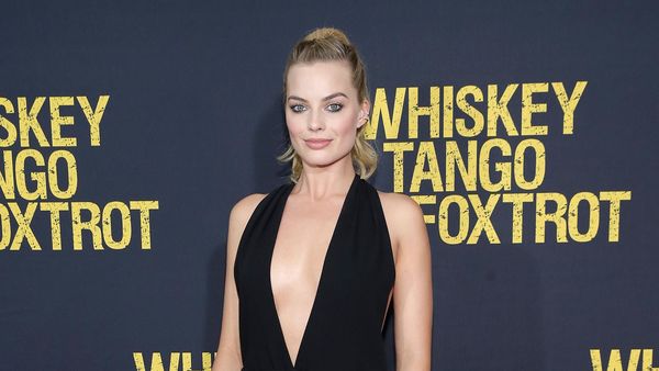 Sexy in Black Margot Robbie Dalam Gaun Hitam