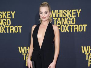 Sexy in Black Margot Robbie Dalam Gaun Hitam