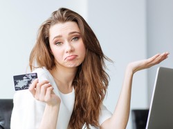 6 Kebiasaan Memalukan Tapi Sebenarnya Sering Dilakukan Banyak Wanita