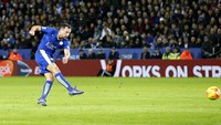 Danny Drinkwater melepaskan tendangan yang berbuah gol ke gawang West Bromwich Albion di menit ke-31. Carl Recine/Reuters/detikFoto.