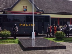 2 Terduga Teroris yang Ditangkap di Malang Dibawa ke Jakarta