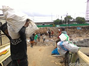 Ratusan Pemulung Panen Rezeki di Kalijodo, Besi Dijual Rp 2 Ribu/Kg