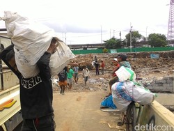 Ratusan Pemulung Panen Rezeki di Kalijodo, Besi Dijual Rp 2 Ribu/Kg
