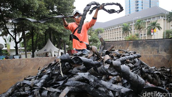 Sampah Bungkus Kabel Masih Menggunung