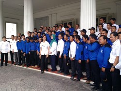 Ahok Perkenalkan Pasukan Biru Dinas Tata Air Penemu Sampah Bungkus Kabel