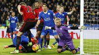Kasper Schmeichel berusaha mengamankan gawangnya dari serangan para pemain West Bromwich Albion. Carl Recine/Reuters/detikFoto.