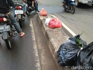 Ya Ampun, Buang Sampah kok di Separator Jl Dewi Sartika Ciputat
