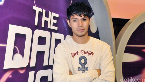 Fero Walandouw Bergaya Kasual