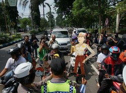 Gelar Operasi Simpatik, Polisi Hibur Pengguna Jalan dengan Wayang Kulit