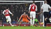 Wayne Routledge membobol gawang Arsenal di menit ke-32. Dylan Martinez/Reuters/detikFoto.
