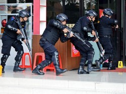 Lelaki Bercadar Serang Mapolres Banyumas, 2 Polisi Luka Bacok