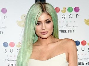 Gantungan Tas Ini Habis Terjual Setelah Digigit Anjing Kylie Jenner