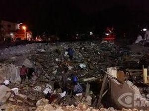 Puluhan Pemulung Mengais Puing-puing Bangunan di Kalijodo Malam ini