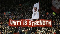 Para pendukung Liverpool yang memadati Anfield terus memberikan dukungan kepada timnya. Phil Noble/Reuters/detikFoto.