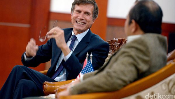 Mendes Bertemu Dubes AS