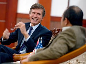 Mendes Bertemu Dubes AS