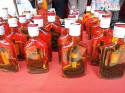 Whiskey Ular & Kalajengking, Suvenir Ekstrem dari Laos