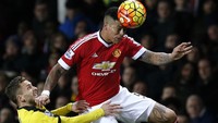 Marcos Rojo melompat untuk menyundul bola dalam pertandingan yang dihelat di Old Trafford, Kamis (3/3/2016) dinihari WIB. Andrew Yates/Reuters/detikFoto.