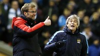 Juergen Klopp dan Manuel Pellegrini memberikan pengarahan kepada para pemain. Phil Noble/Reuters/detikFoto.