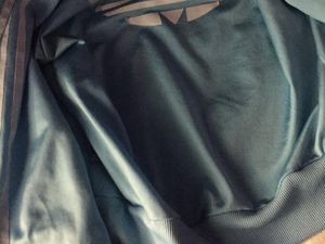 Biru Putih Atau Hitam Cokelat? Perbedaan Warna Jaket Ini Jadi Viral di Internet