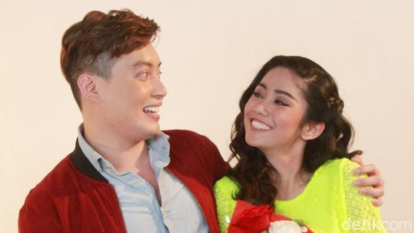 Edric Tjandra Mesra-mesraan dengan Naomi Papilaya