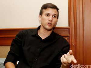 Patah Tulang, Stuart Collin Tetap Hadir di Sidang Cerai