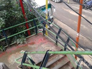 Bahaya! Banyak Kabel Menempel di JPO Depan Terminal Depok