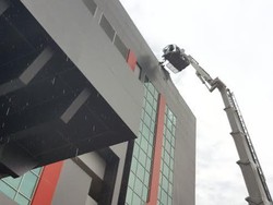 Dinding Vinyl Gedung Pemkot Surabaya Robek Saat Hujan Disertai Angin