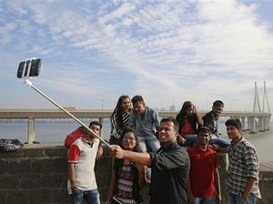 Niat Selfie, Turis Jatuh dari Tebing