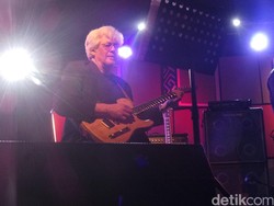 Barasuara Adu Berisik Bareng Larry Coryell dan Level 42