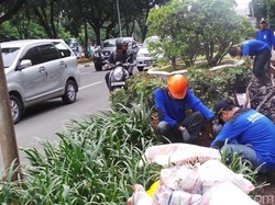 Penerangan Jadi Kendala Utama Pembersihan Bungkus Kabel di Gorong-gorong