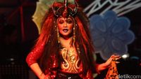 Hiii... Seram! Cornelia Agatha Jadi Ratu Setan di Panggung Teater
