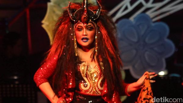 Hiii... Seram! Cornelia Agatha Jadi Ratu Setan di Panggung Teater