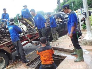 Pasukan Biru Temukan Sampah Kabel di Got Balai Kota DKI Pasukan Biru Temukan Sampah Kabel di Got Balai Kota DKI