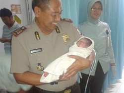 Dibuang Enam Jam, Sesosok Bayi Ditemukan Masih Hidup
