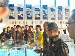 Menperin Blusukan di Bengkel Pesawat Garuda