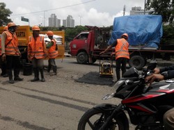 Semangat Pak, Melihat Aksi Petugas Tambal Jalan Berlubang di Jl RE Martadinata