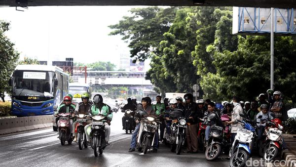Ketika Pemotor Berteduh di Kolong Jembatan